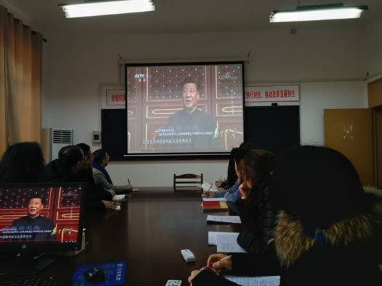 说明: I:\saving\2020年11月至2021年2月\关于组织学习\关于组织观看《为了和平》20201221\百家乐论坛
组织全体教职工观看纪录片《为了和平》\百家乐论坛
教工第一党支部《为了和平》观看学习开展情况\教工第一党支部组织观看照片集\支部集体观看 1.jpg